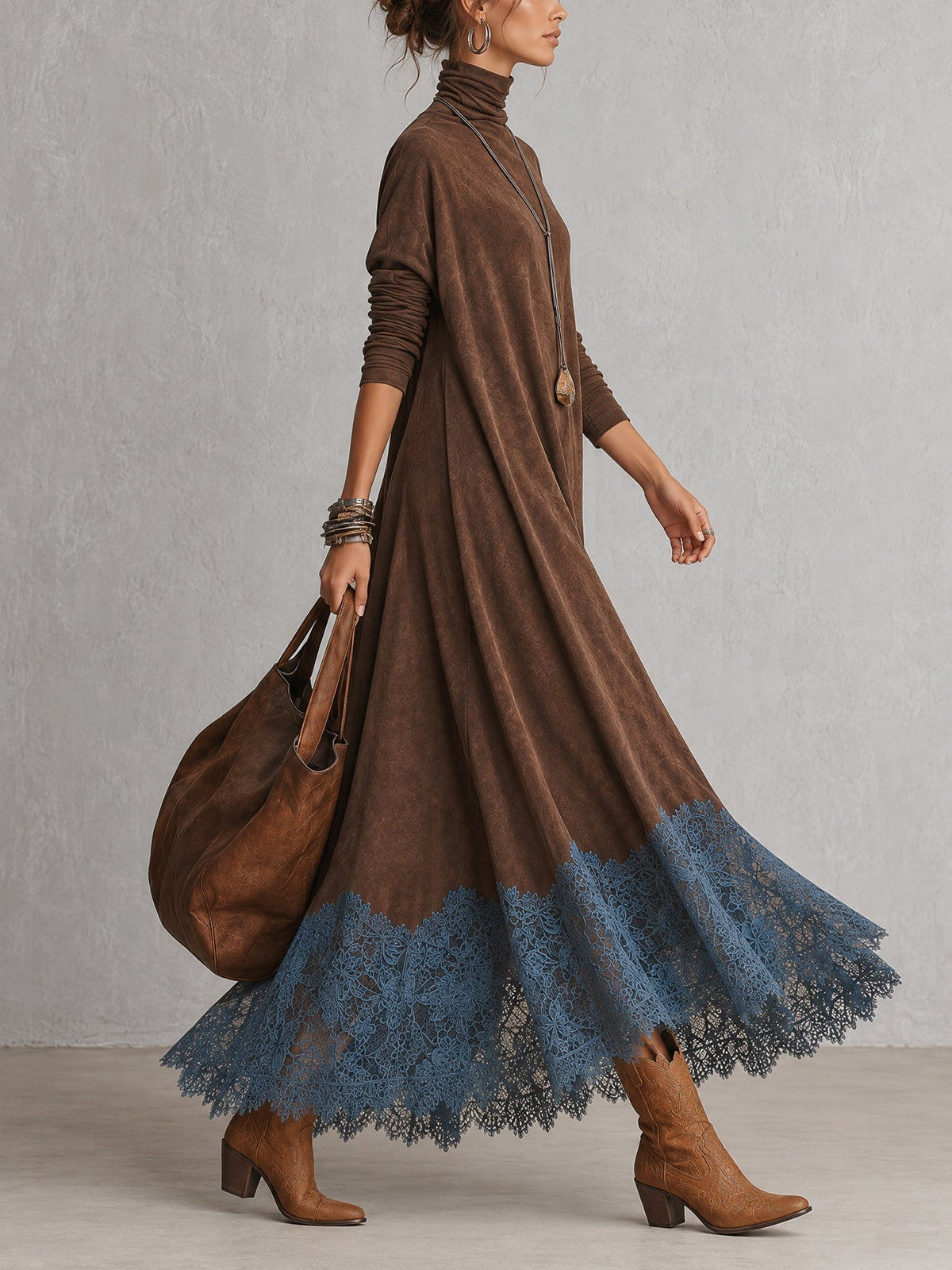 Braunes Maxikleid in Wildlederoptik mit langen Ärmeln und Spitzensaum im Vintage-Stil