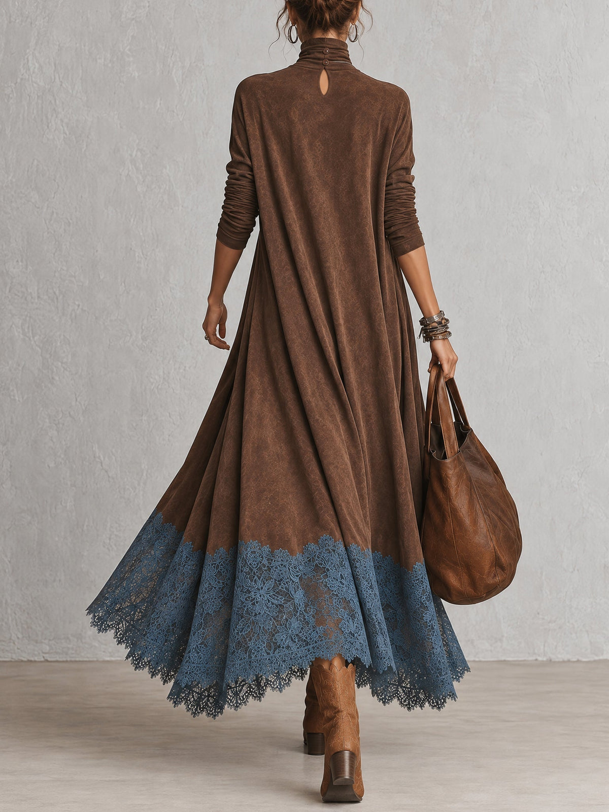 Braunes Maxikleid in Wildlederoptik mit langen Ärmeln und Spitzensaum im Vintage-Stil