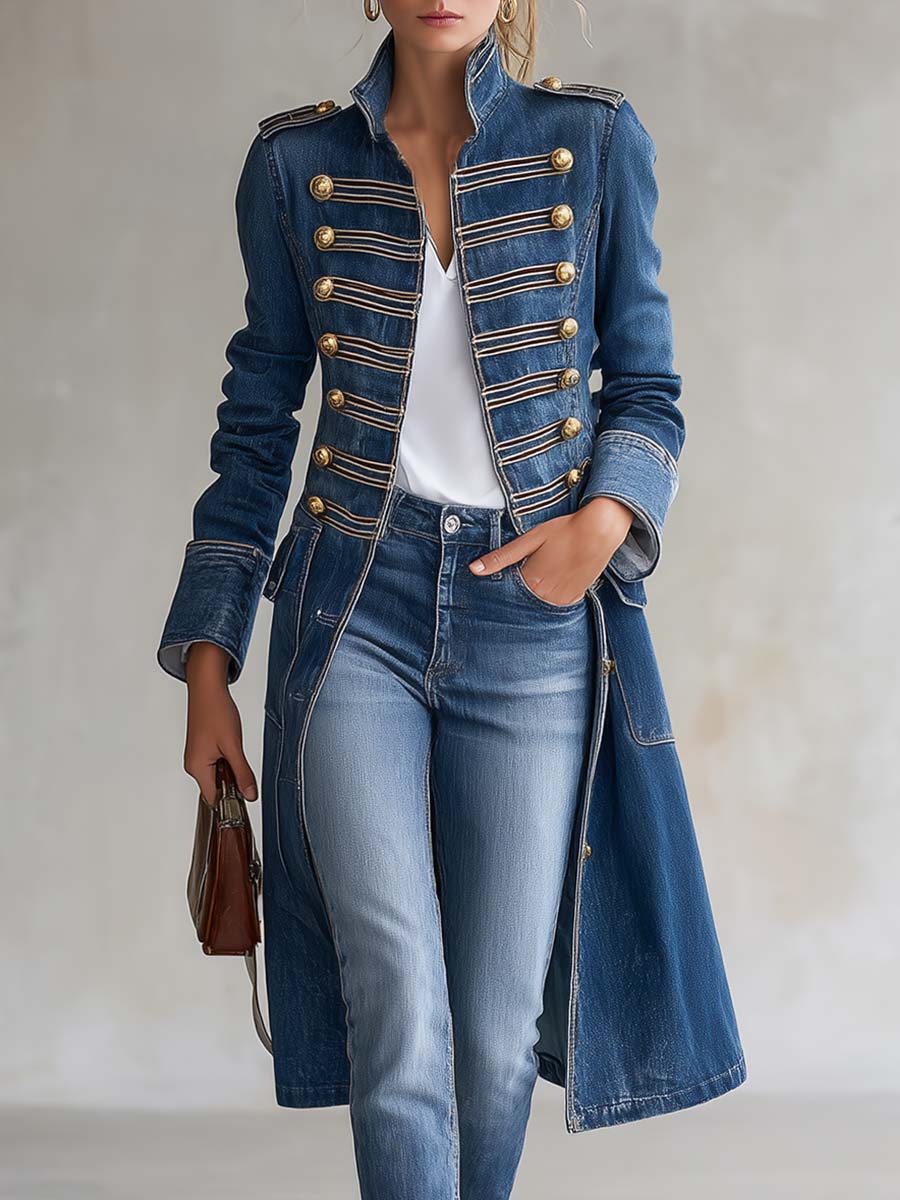 Langer, taillierter Vintage-Jeansmantel im Offiziersstil mit goldfarbenen Knöpfen