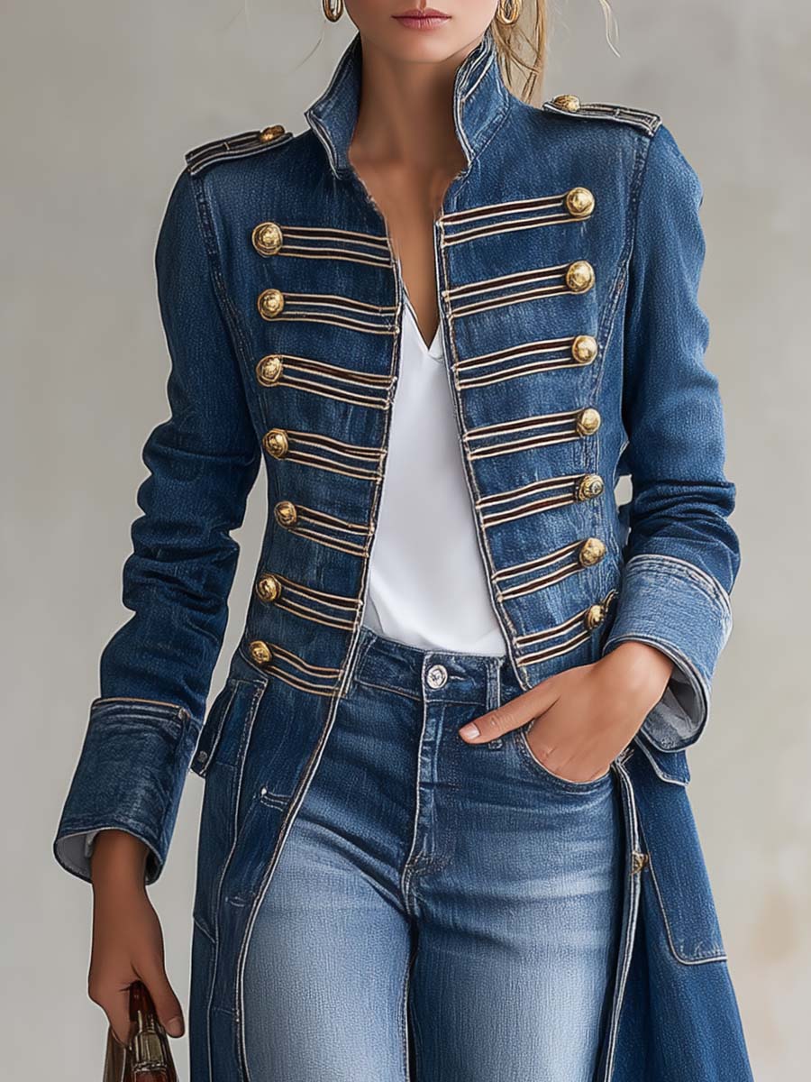 Langer, taillierter Vintage-Jeansmantel im Offiziersstil mit goldfarbenen Knöpfen