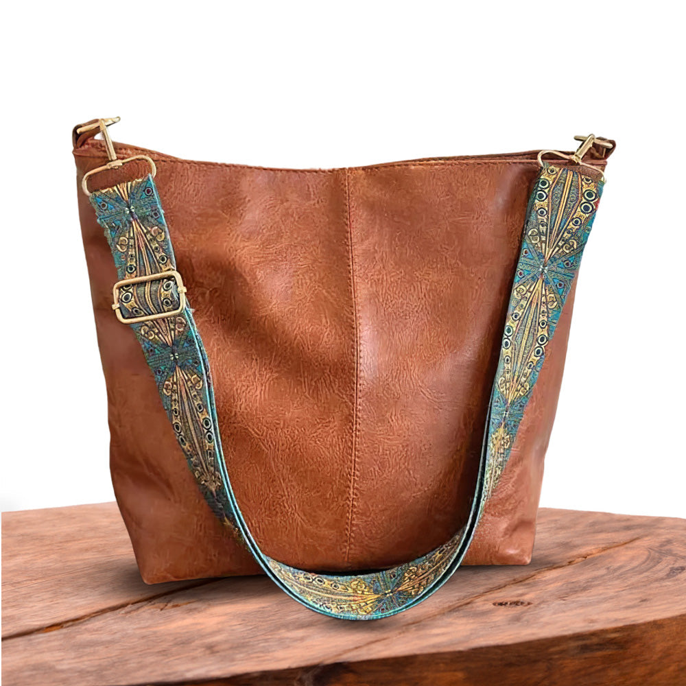Cecilia - Schultertasche mit breitem Ethno-Riemen