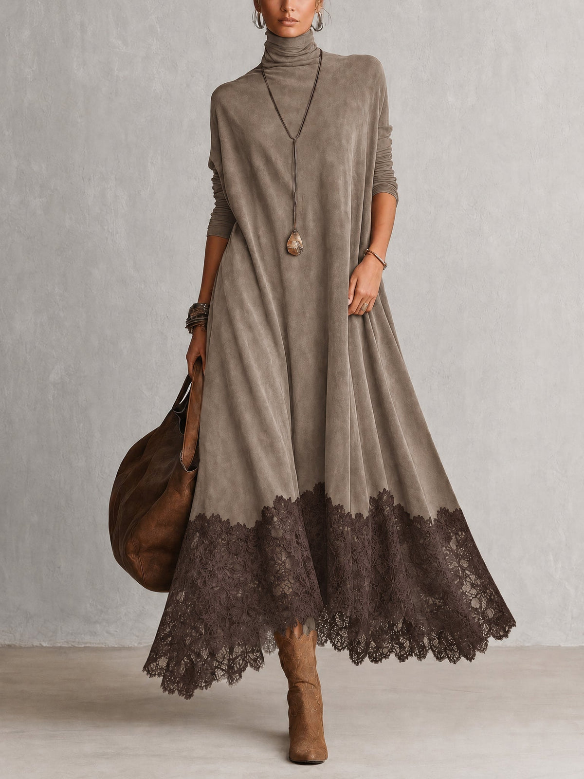 Braunes Maxikleid in Wildlederoptik mit langen Ärmeln und Spitzensaum im Vintage-Stil
