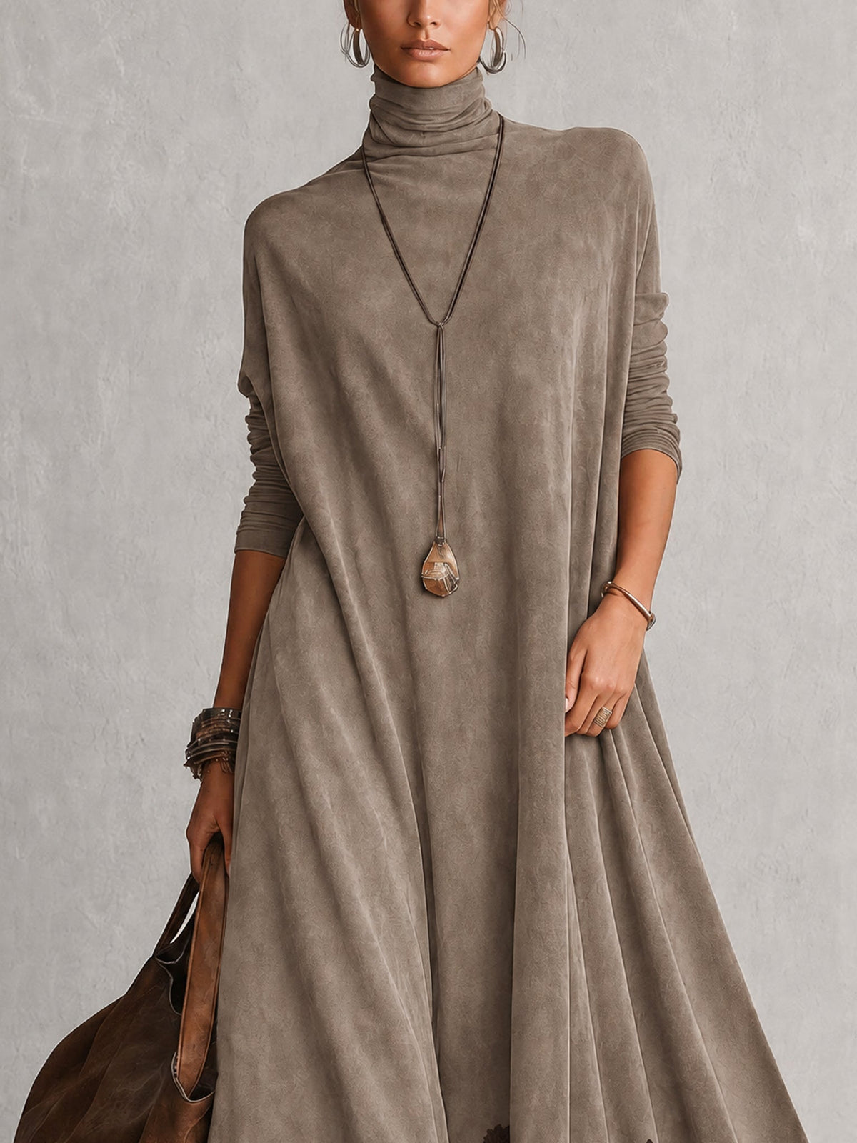 Braunes Maxikleid in Wildlederoptik mit langen Ärmeln und Spitzensaum im Vintage-Stil