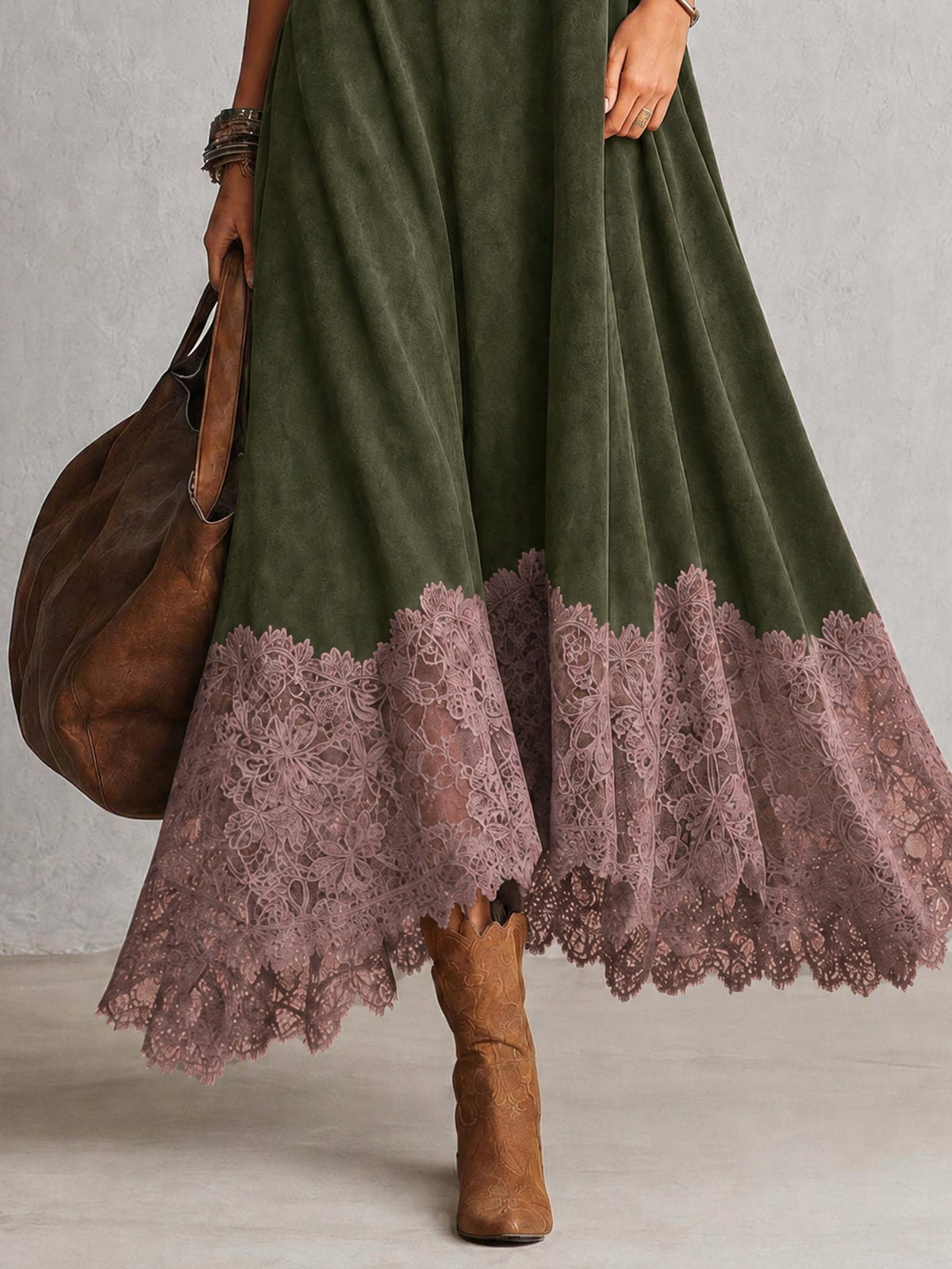 Braunes Maxikleid in Wildlederoptik mit langen Ärmeln und Spitzensaum im Vintage-Stil