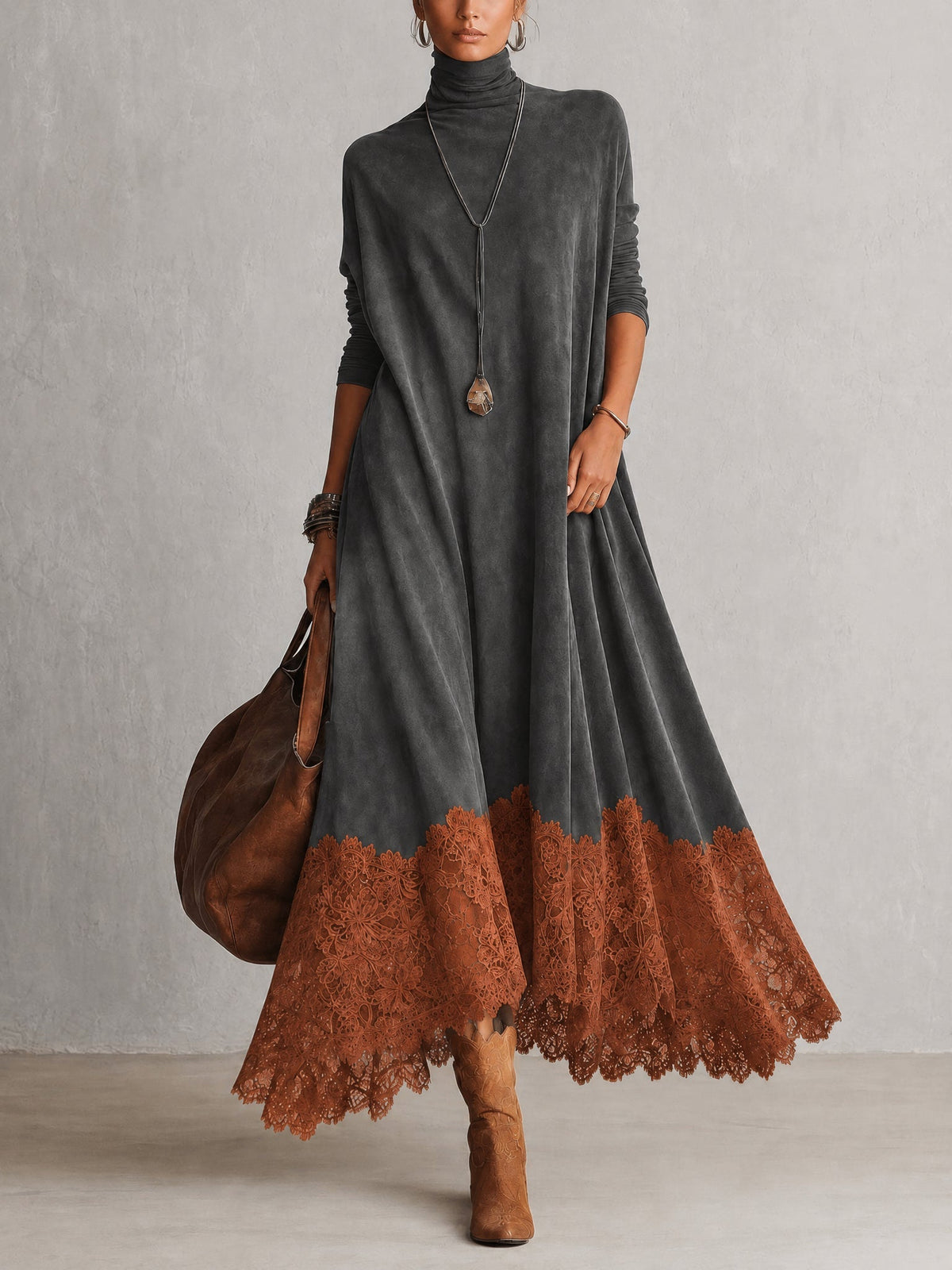 Braunes Maxikleid in Wildlederoptik mit langen Ärmeln und Spitzensaum im Vintage-Stil