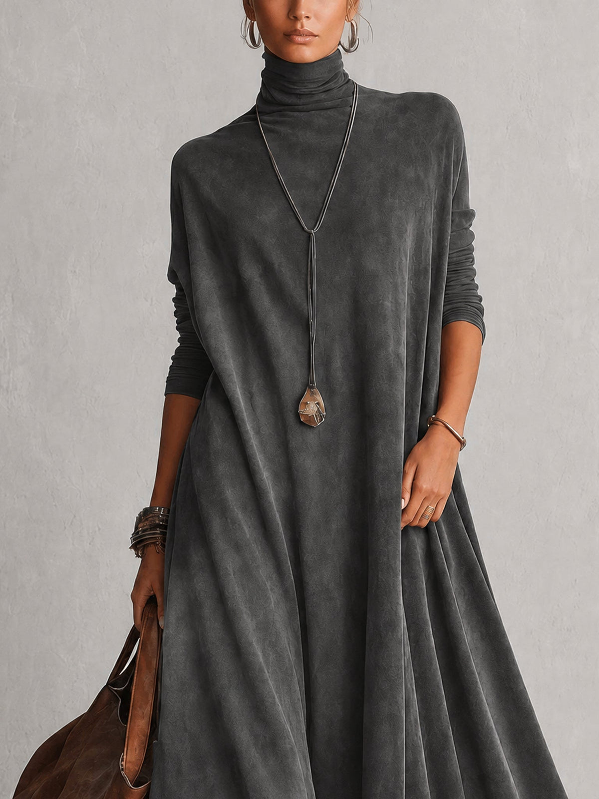 Braunes Maxikleid in Wildlederoptik mit langen Ärmeln und Spitzensaum im Vintage-Stil