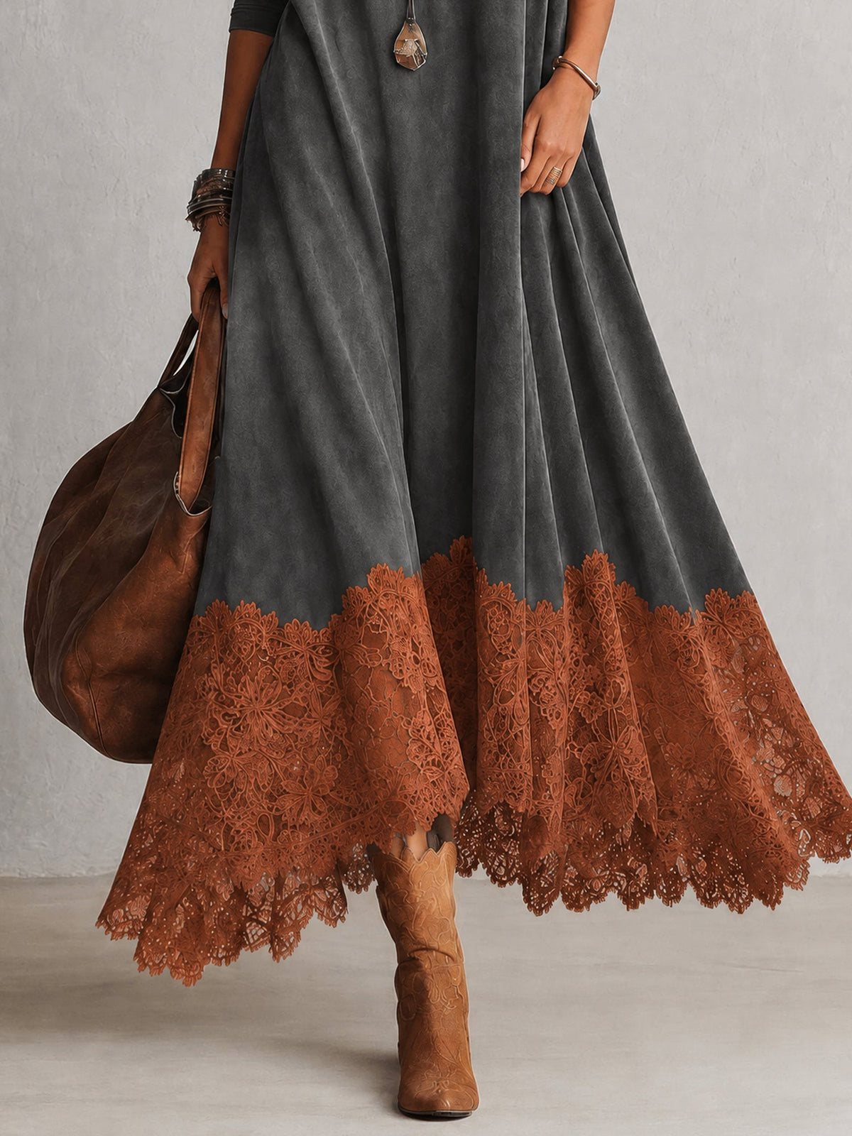 Braunes Maxikleid in Wildlederoptik mit langen Ärmeln und Spitzensaum im Vintage-Stil