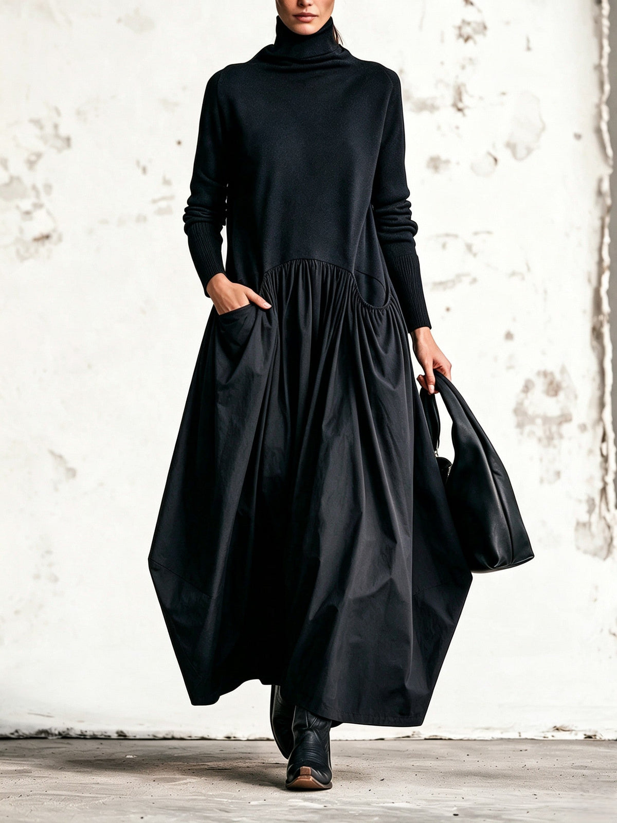 Schwarzes Oversize-Maxikleid mit hohem Ausschnitt und Taschen