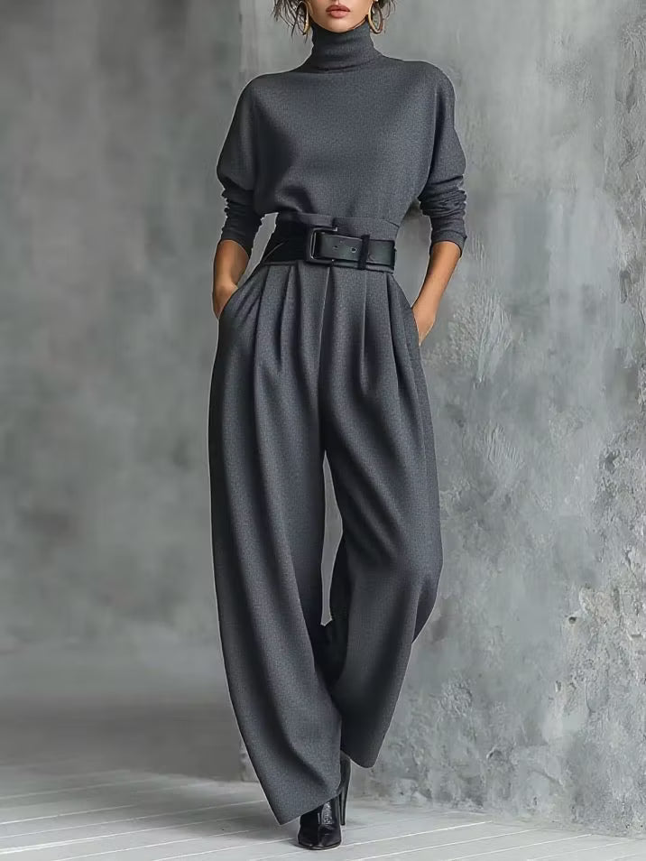 Zweiteiliges Set: Rollkragen-Langarmshirt und gerade geschnittene Hose mit Gürtel