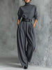 Zweiteiliges Set: Rollkragen-Langarmshirt und gerade geschnittene Hose mit Gürtel